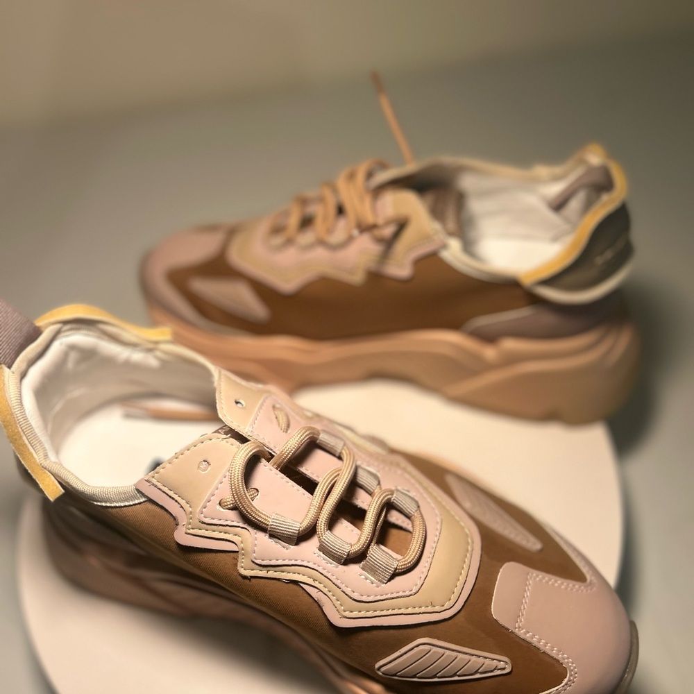 Stylish Women's Sneakers in Beige and Brown